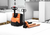 carretilla elevadora eléctrica transpaleta | Carretilla elevadora manual: ventajas frente a la eléctrica y cuándo elegir cada opción | Toyota Material Handling