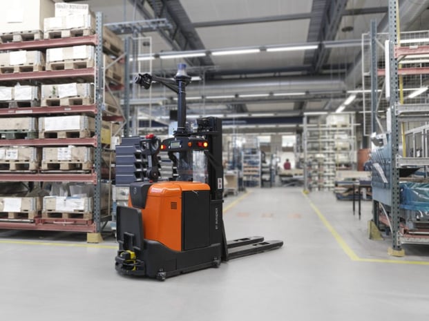 Carretilla de interior automatizada | Dark warehouse: ¿Qué es y por qué es el futuro de la logística? | Toyota Material Handling