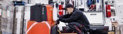 técnico de toyota material handling revisando una carretilla inteligente