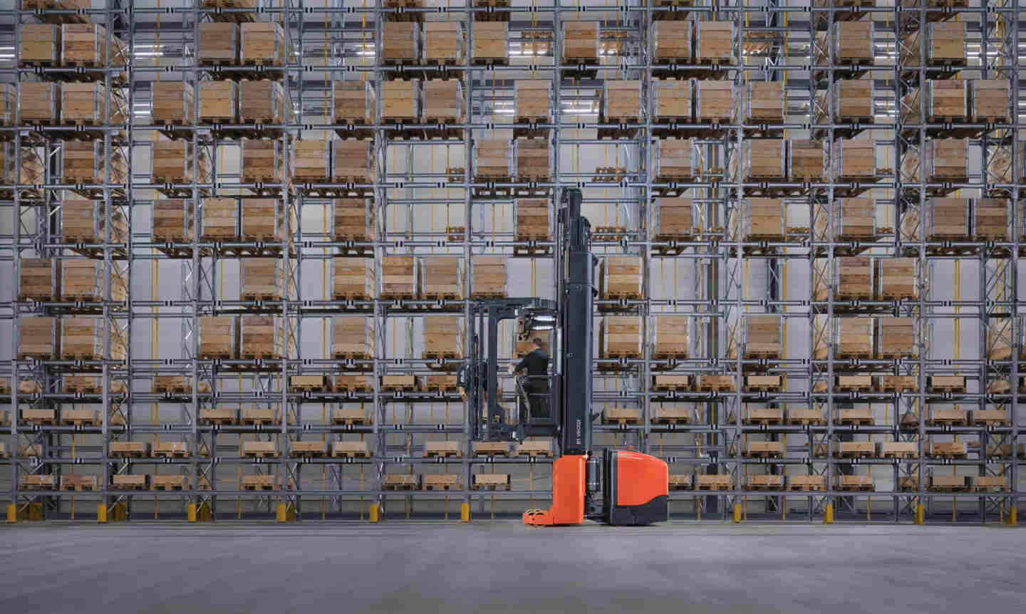 seleccion de productos kitting logístico | Qué es el kitting logístico y cómo optimiza los tiempos de un almacén | Toyota Material Handling