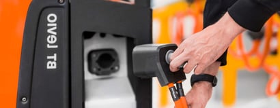 batería de litio en carretilla elevadora | Baterías de litio: riesgos más comunes y cómo prevenirlos en logística | Toyota Material Handling
