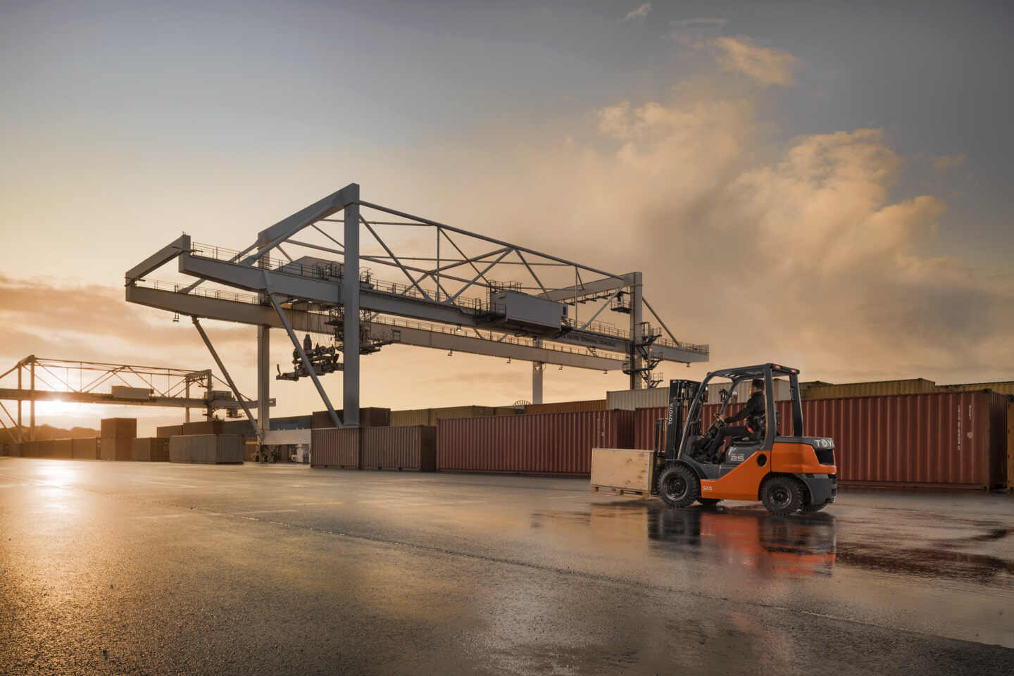 Toyota Tonero en carga y descarga de contenedores | Break Bulk Carga: Qué es y cómo optimizar el manejo de las mercancías | Toyota Material Handling