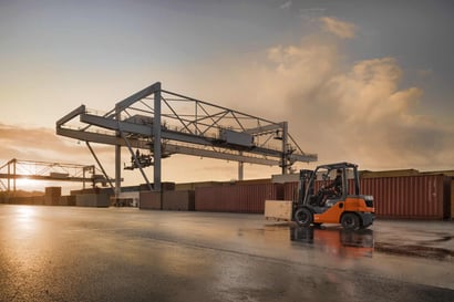 Toyota Tonero en carga y descarga de contenedores | Break Bulk Carga: Qué es y cómo optimizar el manejo de las mercancías | Toyota Material Handling