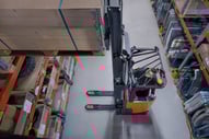 Apilador eléctrico en el almacén| Costes de almacenamiento: cómo identificarlos y reducirlos eficazmente en su almacén| Toyota Material Handling