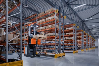 Operario manejando un preparador de pedidos de Toyota | Logística de aprovisionamiento: qué es, importancia y tipos