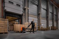 descarga en almacén de transporte | Almacén de transporte: Su importancia para una logística eficiente y fluida | Toyota Material Handling