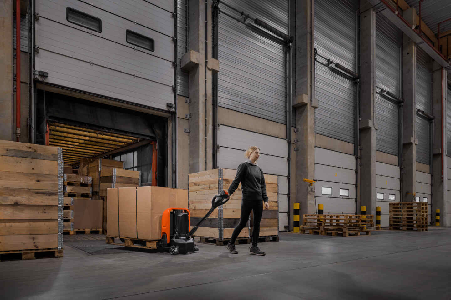 descarga en almacén de transporte | Almacén de transporte: Su importancia para una logística eficiente y fluida | Toyota Material Handling