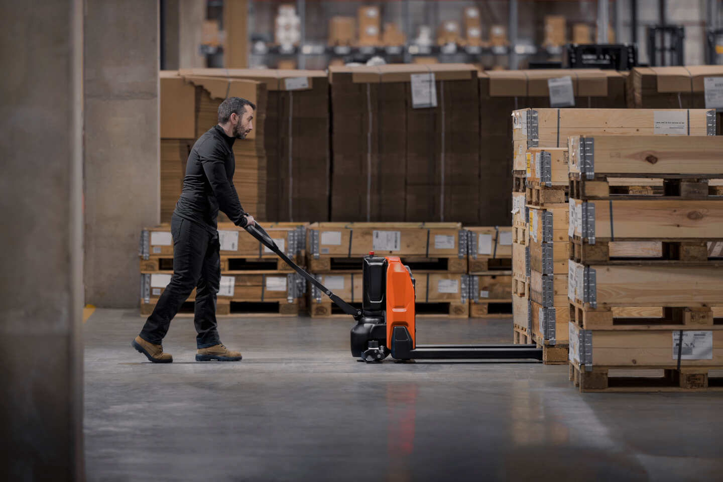 BT Tyro en almacén | Almacén de papel y packaging sostenible: requisitos y cómo equiparlo para proteger su mercancía | Toyota Material Handling