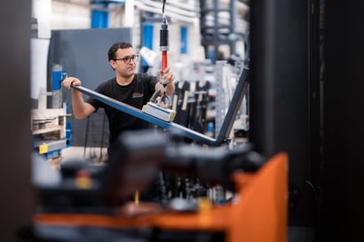 Operario realizando mantenimiento de carretillas Toyota | Contrato de mantenimiento de carretillas: qué cubre y cómo elegir el plan adecuado | Toyota Material Handling