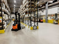 Auopilot SAE160 Toyota en un almacén | Cómo la automatización resuelve la escasez de mano de obra