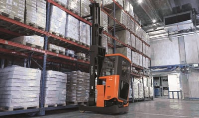 BT Reflex en cold store manipulando mercancías perecederas | Mercancías perecederas: Cómo garantizar la frescura de productos en su almacén en todo momento | Toyota Material Handling