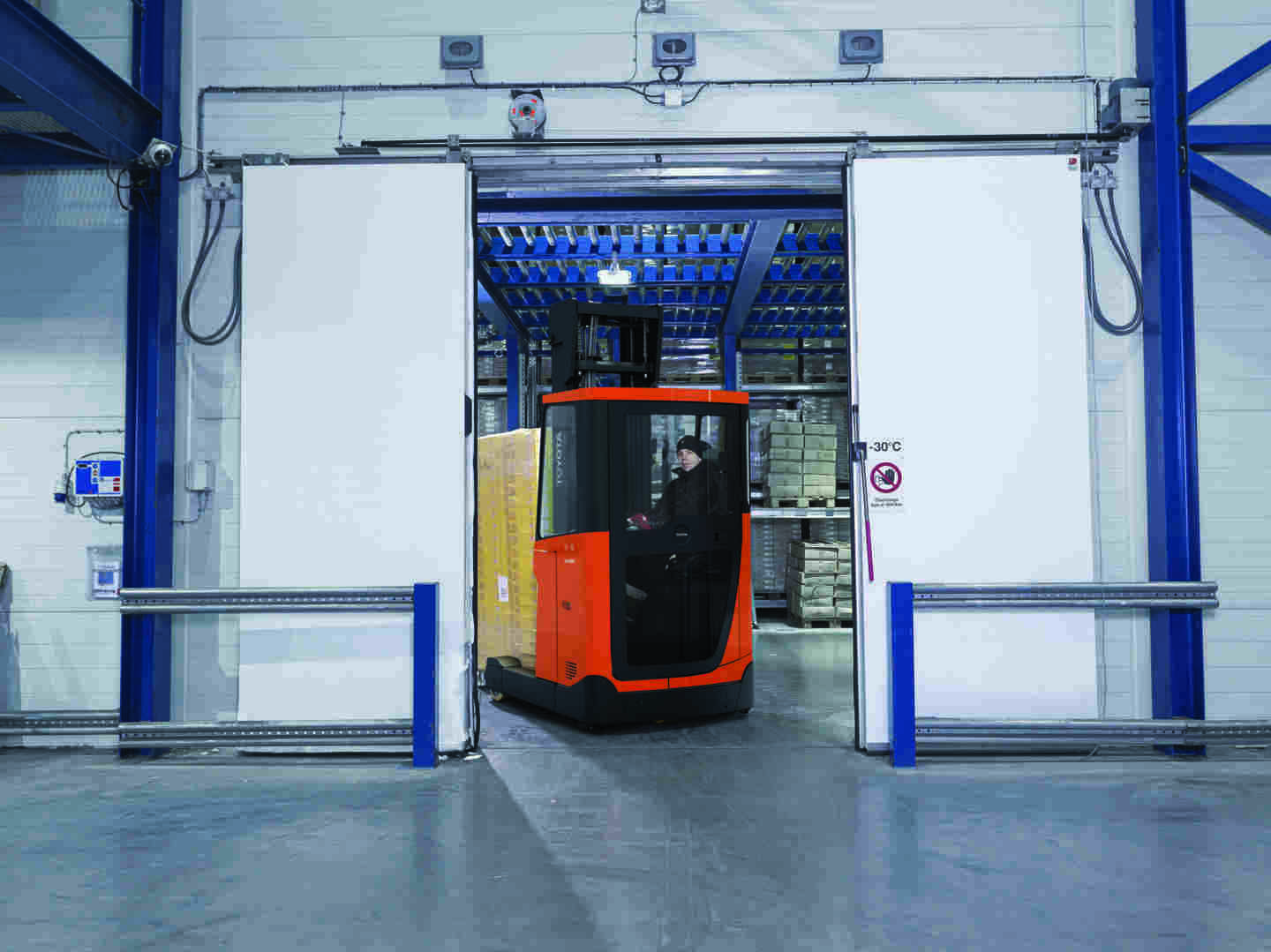 BT Reflex operando en almacém frío  ¿Cómo equipar un almacén ecommerce con frío en España? | Toyota Material Handling