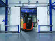 BT Reflex operando en almacém frío  ¿Cómo equipar un almacén ecommerce con frío en España? | Toyota Material Handling