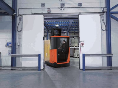 BT Reflex operando en almacém frío  ¿Cómo equipar un almacén ecommerce con frío en España? | Toyota Material Handling