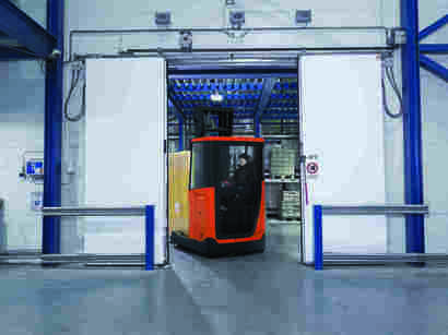 BT Reflex operando en almacém frío  ¿Cómo equipar un almacén ecommerce con frío en España? | Toyota Material Handling