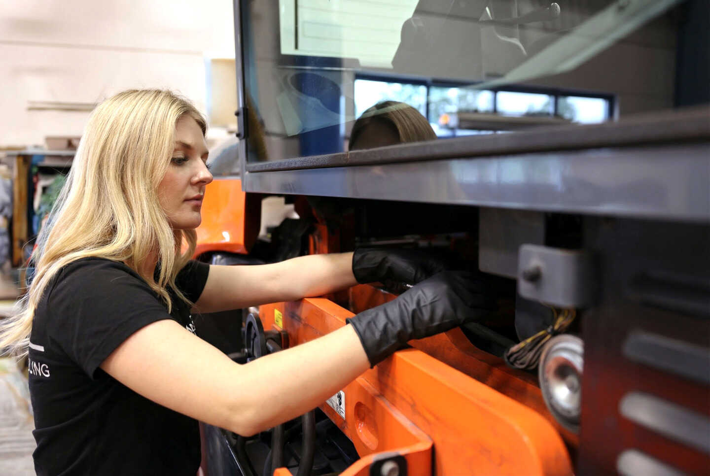 Técnica de Toyota reparando un equipo intralogístico | 8 riesgos de usar equipos intralogísticos obsoletos | Toyota Material Handling