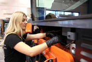 Técnica de Toyota reparando un equipo intralogístico | 8 riesgos de usar equipos intralogísticos obsoletos | Toyota Material Handling
