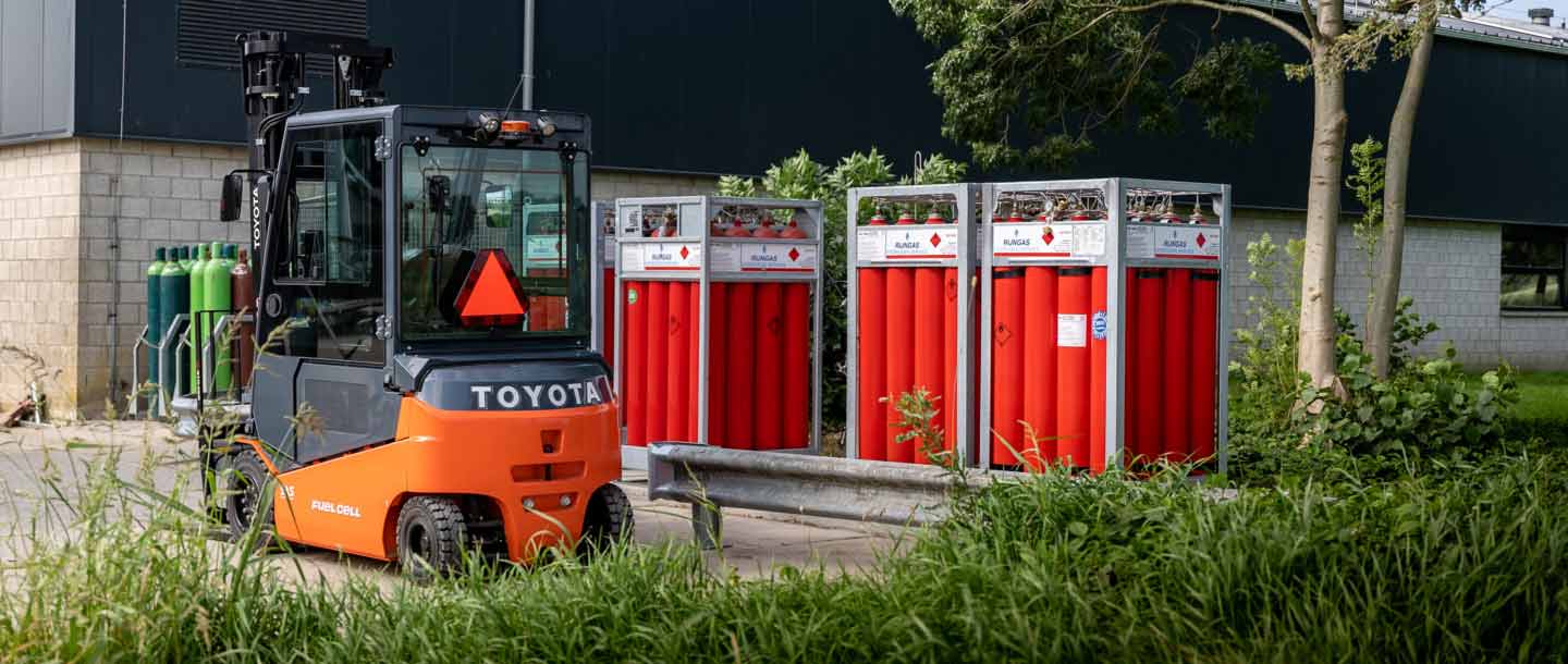 repostaje carretilla contrapesada equipada con pila de combustible de hidrógeno en exterior | Toyota Material Handling