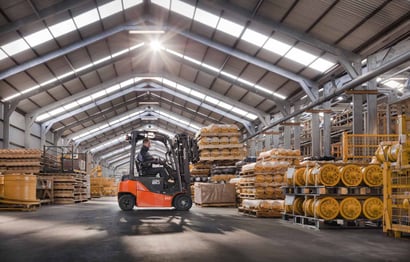 almacén con carretilla contrapesada | Forecast: qué es y cómo optimizar la previsión de demanda | Toyota Material Handling