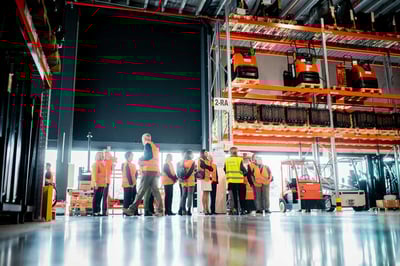 Personas usando chaleco de seguridad | ¿Es obligatoria el uso de chalecos de seguridad en el almacén? | Toyota Material Handling