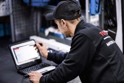 Técnico revisando mantenimiento predictivo | Mantenimiento predictivo en carretillas elevadoras: Ventajas y guía práctica | Toyota Material Handling