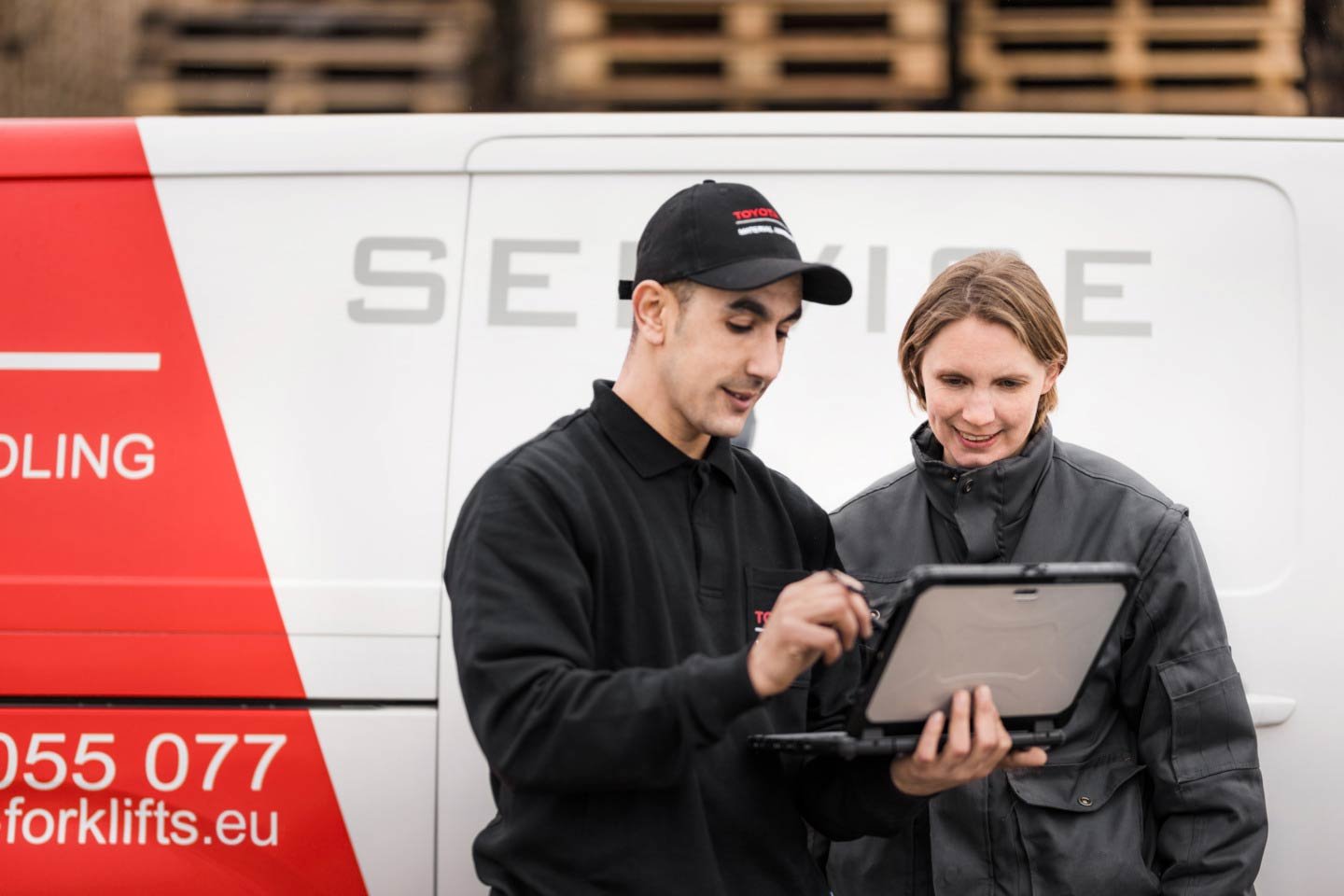 Técnico de mantenimiento de Toyota Material Handling con cliente