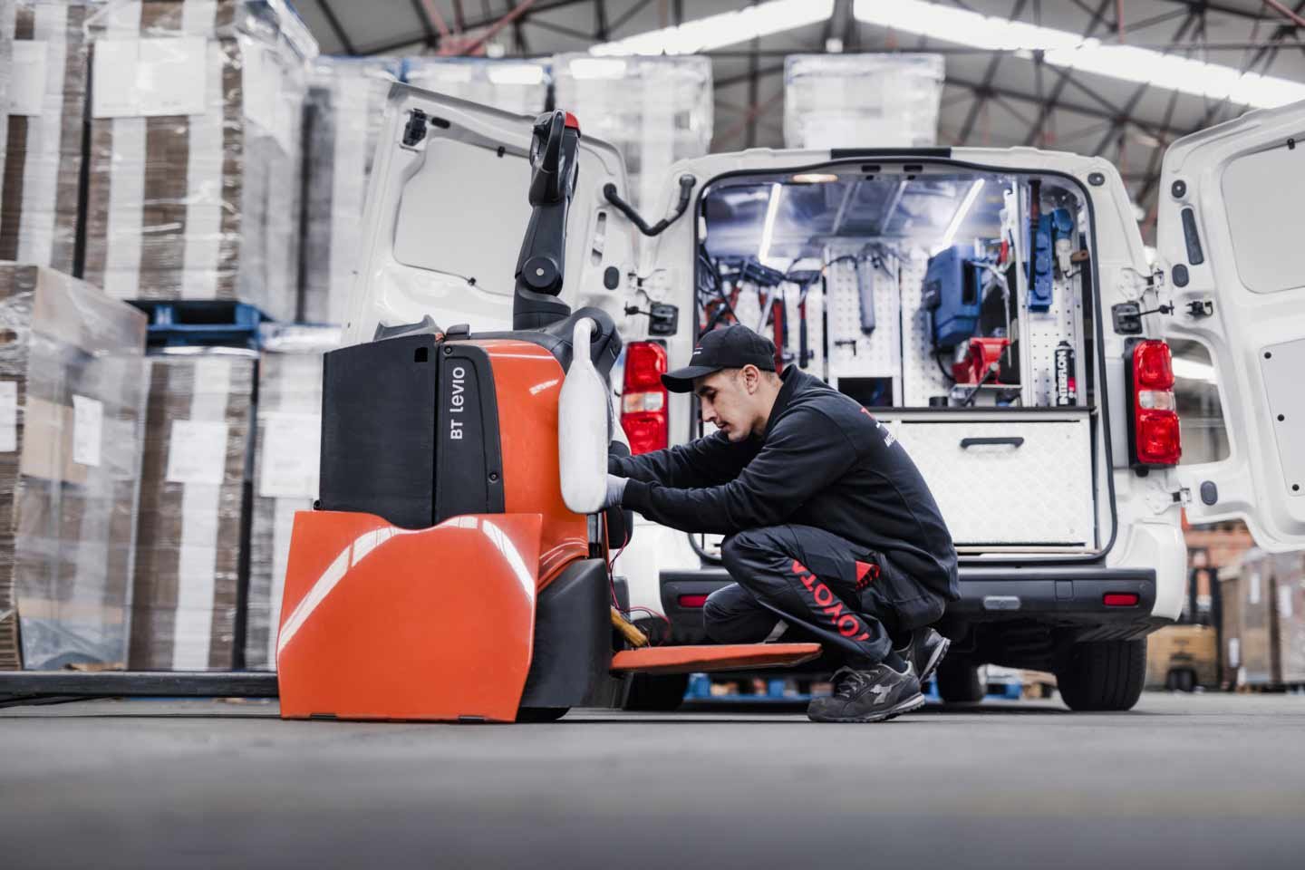 Servicio técnico comprobando el funcionamiento de una carretilla Toyota| 8 Consejos para el correcto mantenimiento de carretillas elevadoras | Toyota Material Handling