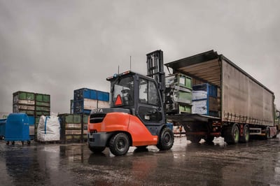 Tonero en descarga de transporte intermodal | Transporte intermodal: Qué es y cómo potencia la eficiencia de su cadena de suministro | Toyota Material Handling