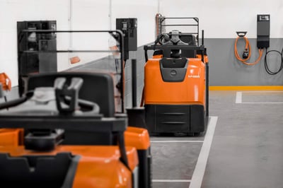 BT Optio en sala de carga de baterías | Sala de carga de baterías: cómo diseñar una zona de carga segura y eficiente | Toyota Material Handling