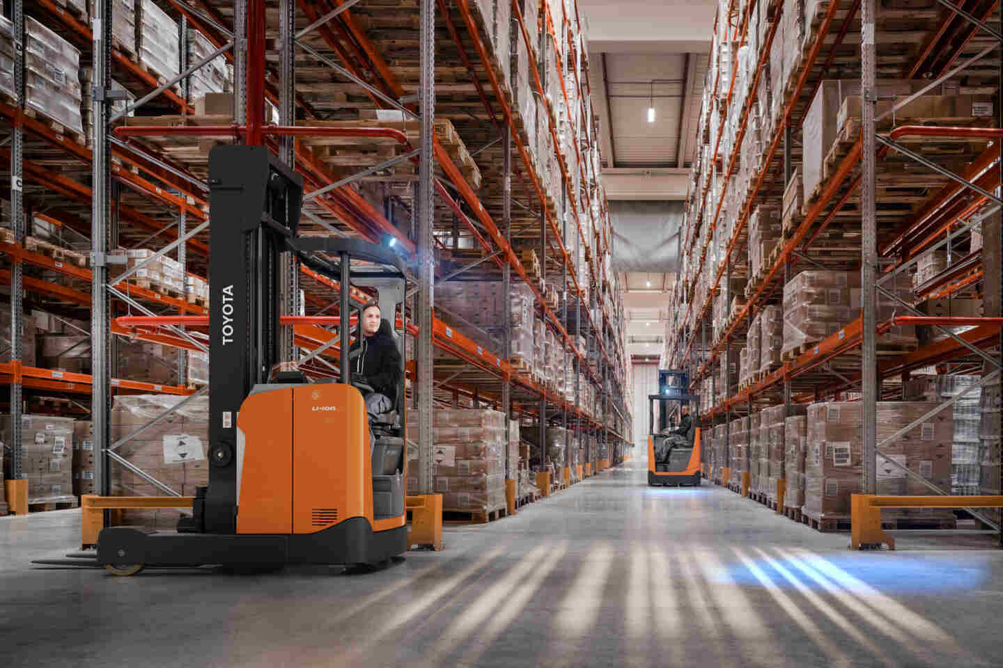BT Reflex en almacén | Carretilla multidireccional: Cómo funciona y en qué almacenes se recomienda su uso | Toyota Material Handling