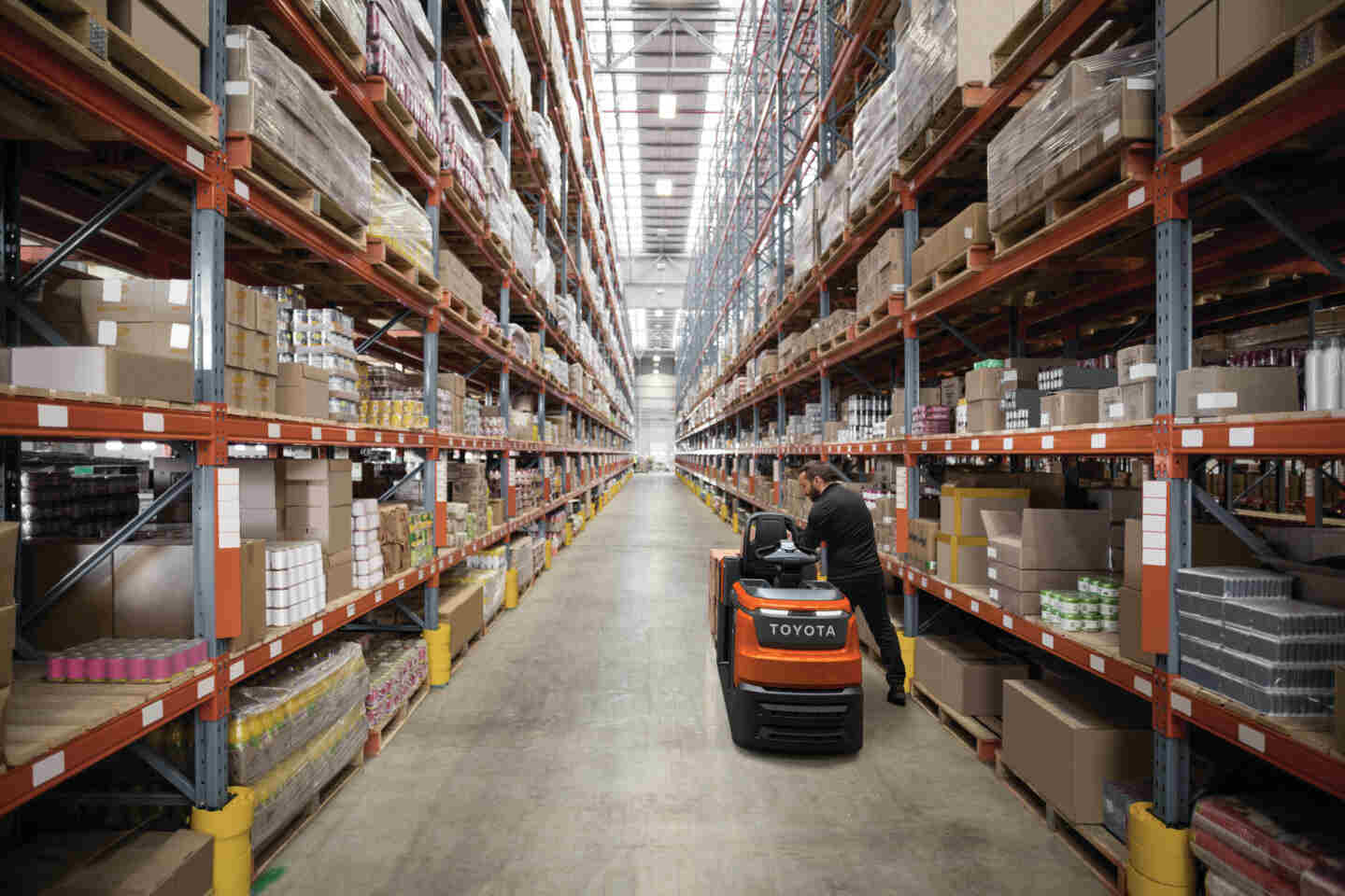 Toyota Optio OSE250 en preparación de pedidos | OEE en logística: Significado y claves para medir la eficiencia real en su almacén | Toyota Material Handling