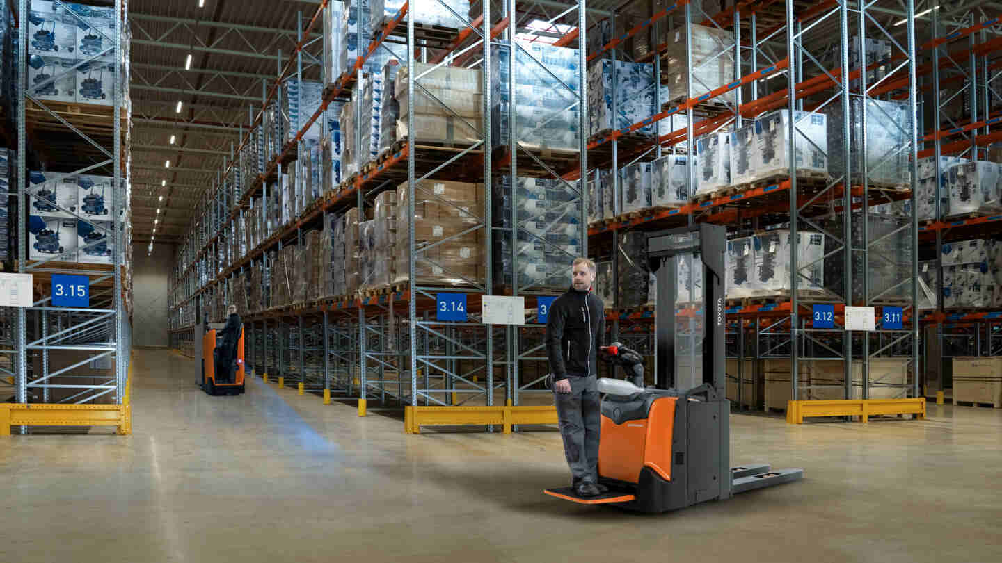 Operarios con carretillas maximizando su ergonomía | El coste oculto de una mala ergonomía: cómo reducir la rotación de personal y mejorar la disponibilidad de la flota | Toyota Material Handling