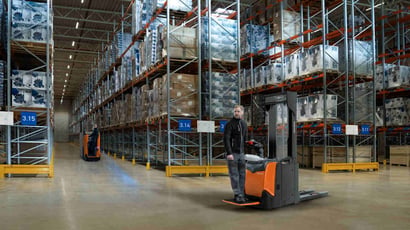 Operarios con carretillas maximizando su ergonomía | El coste oculto de una mala ergonomía: cómo reducir la rotación de personal y mejorar la disponibilidad de la flota | Toyota Material Handling