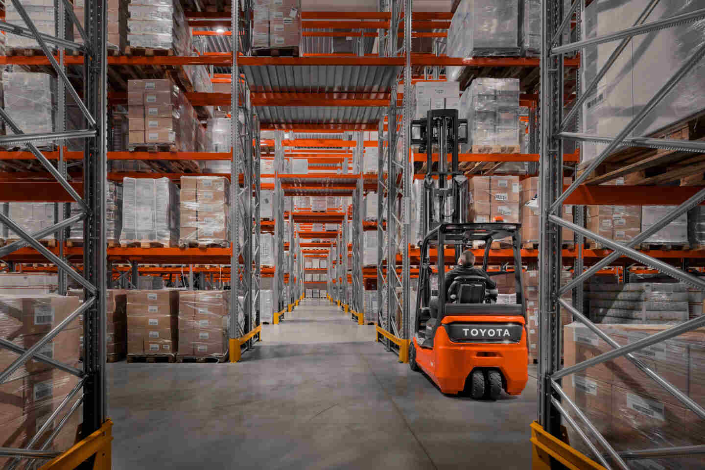 Organización de productos mediante slotting | Qué significa slotting en logística y cómo mejora la eficiencia de su almacén | Toyota Material Handling