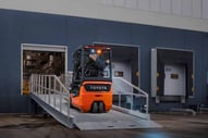 Toyota Traigo48_Li-ion ramp| Cómo circular con seguridad en rampas con una carretilla elevadora y evitar accidentes| Toyota Material Handling