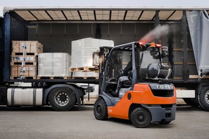 Toyota Tonero en operación de carga/descarga en camión | Los KPIs más importantes en logística para medir el éxito | Toyota Material Handling