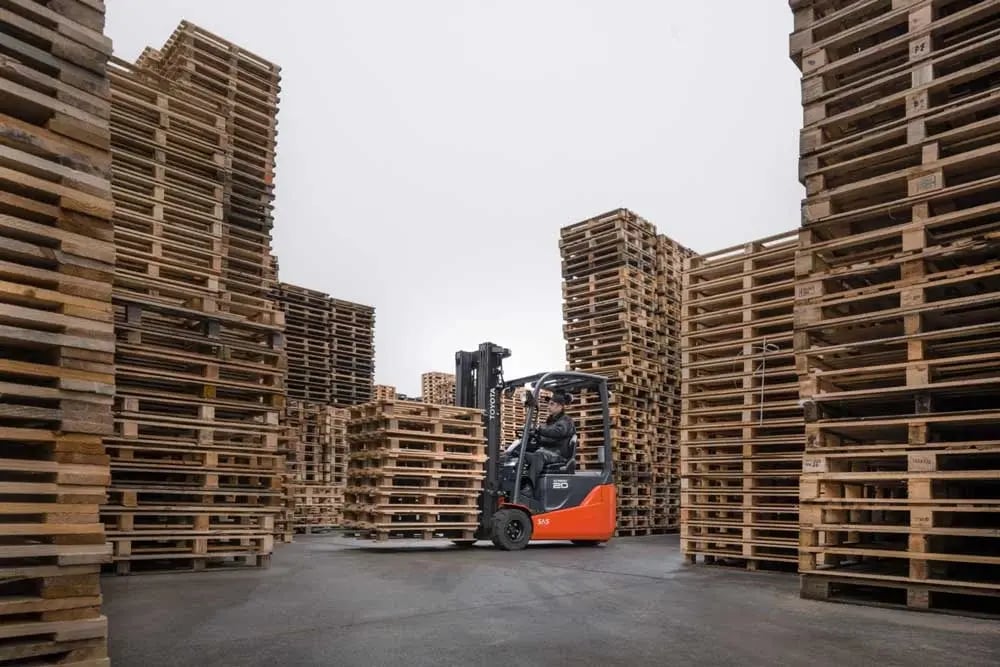 Toyota Traigo contrapesada entre pallets| Enfardadora de pallets: Qué son y cómo automatizar cualquier final de línea| Toyota Material Handling