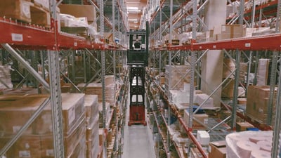 carretilla VNA en almacenes de alta densidad | Transelevadores vs. carretillas VNA: ¿qué sistema es más rentable para almacenes de alta densidad? | Toyota Material Handling