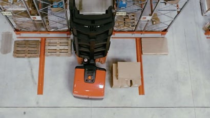 Ubicando cargas en estantería con maquinaria de manipulación de materiales | Código SKU: qué es, cómo se genera y cómo mejora la trazabilidad de su almacén | Toyota Material Handling