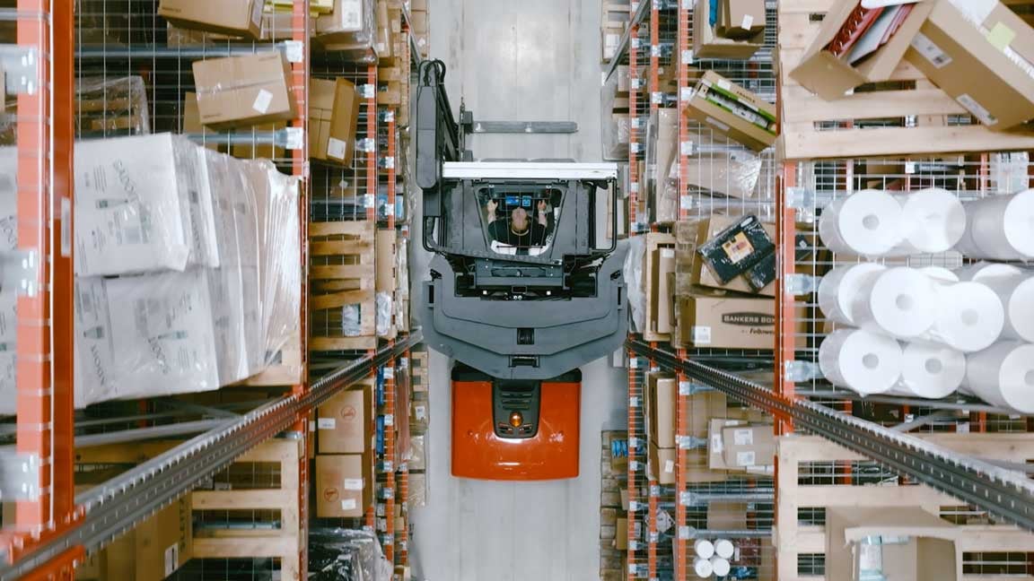 Operario con carretilla trilateral Vector de Toyota | Tipos de carga logística y cómo optimizarla en su almacén | Toyota Material Handling