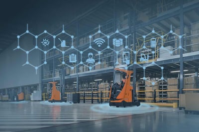 Ejemplo de gestión de flotas de carretillas elevadoras | Operarios trabajando con preparadores de pedidos Optio de Toyota