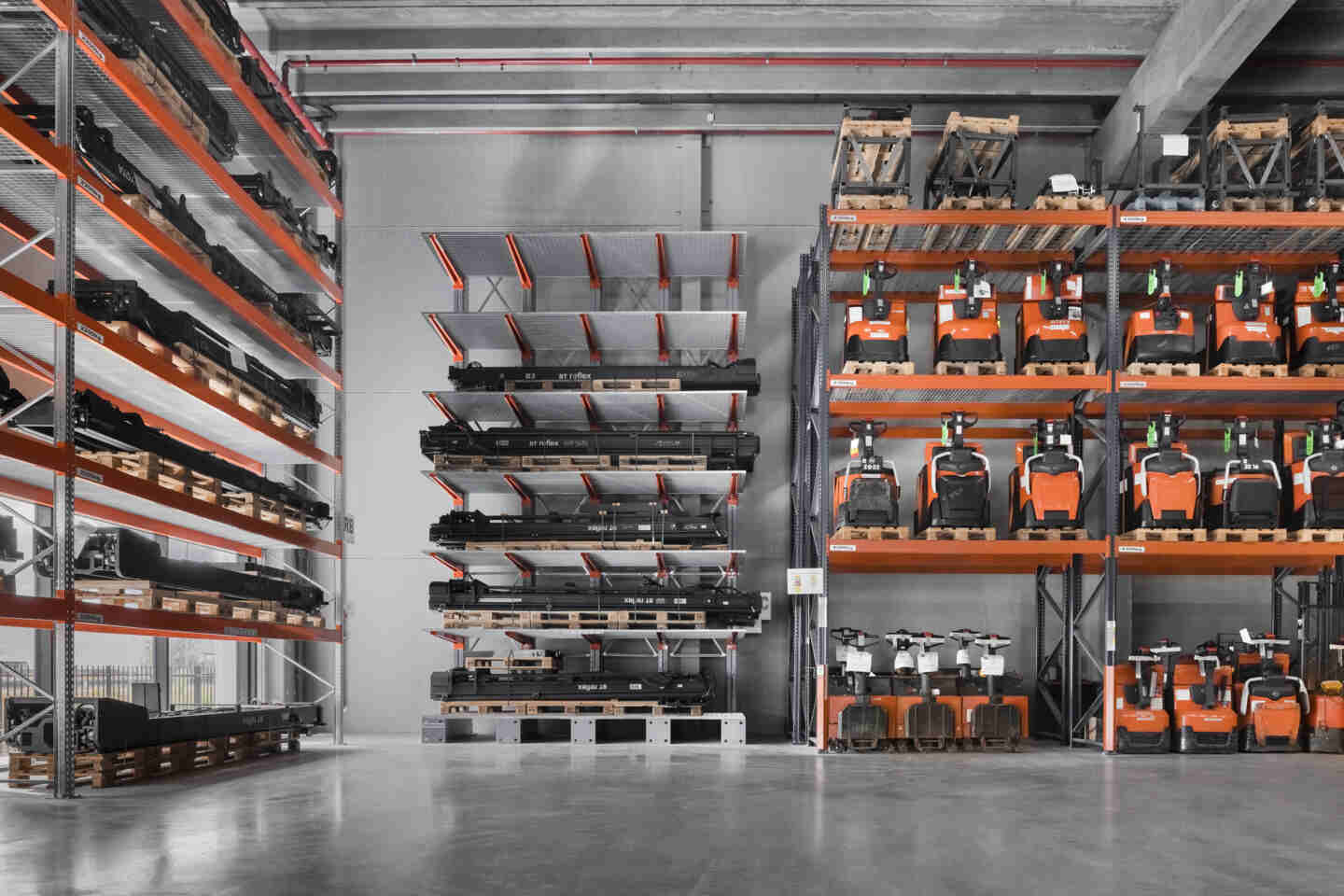almacén regulador | Almacén regulador en logística: qué es y cómo optimiza el flujo entre producción y distribución | Toyota Material Handling