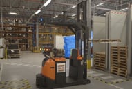 Automatización de almacenes mediante AGV | Compender el impacto de la automatización de almacenes | Toyota Material Handling