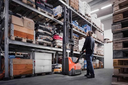 Operario manejando un apilador eléctrico de ocasión | Apilador eléctrico de segunda mano: ventajas y cuándo elegirlo | Toyota Material Handling