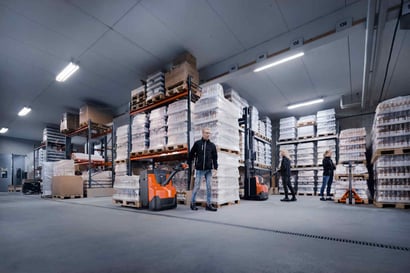 Transpaletas en almacén | Roll Containers Vs Transpaletas: ¿Cuál se adapta mejor a las necesidades de su almacén? | Toyota Material Handling