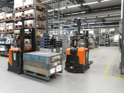 AGVs trabajando | Dark warehouse: ¿Qué es y por qué es el futuro de la logística? | Toyota Material Handling