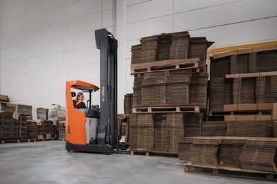carretilla retráctil cargando un pallet con cajas de cartón | Carretilla retráctil: qué es, tipos y beneficios para optimizar el almacenamiento en altura | Toyota Material Handling