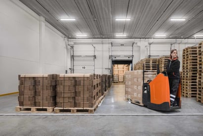 Transpaleta Eléctrica con plataforma | Transpaleta Eléctrica: Qué es y cómo elegir la adecuada para su almacén | Toyota Material Handling