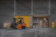 aplicaciones cross-docking en almacén con carretilla contrapesada | Cross docking: qué es, cómo funciona y ventajas para optimizar la logística | Toyota Material Handling