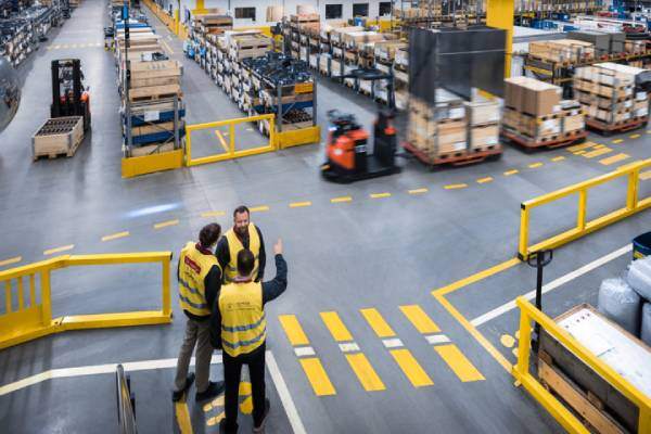 Visita con chalecos de seguridad en el almacén| Prevención de riesgos laborales en un almacén para garantizar la seguridad| Toyota Mateirla Handling